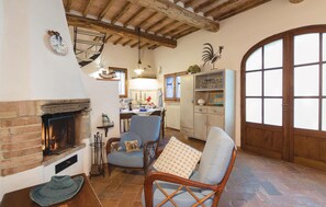 Televisión y chimenea 