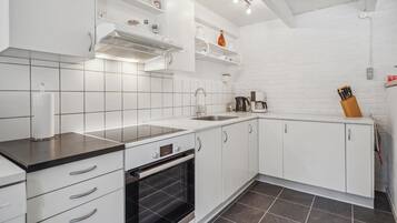 Køleskab, kogeplade, opvaskemaskine, kaffe-/temaskine