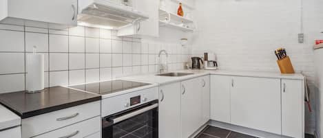 Een koelkast, een kookplaat, een vaatwasser