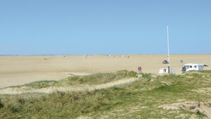A beach with a dune, a flagpole, and a speed limit sign. - Awesome apartment in Rømø with WiFi (Rømø)