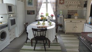 Kaffetrakter/tekoker, kjøleskap, mikrobølgeovn og kokeplater