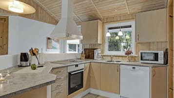 Køleskab, kogeplade, opvaskemaskine, kaffe-/temaskine