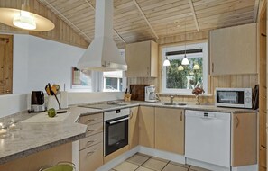 Fridge, stovetop, dishwasher, coffee/tea maker - Nice home in Jerup with kitchen (Jerup)