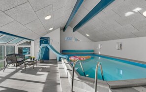 من حمّامات السباحة المغطاة