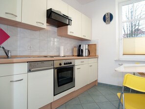Een koelkast, een oven, een vaatwasser, een koffiezetapparaat/waterkoker