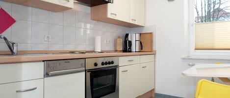 Kühlschrank, Ofen, Geschirrspüler, Wasserkocher mit Kaffee-/Teezubehör