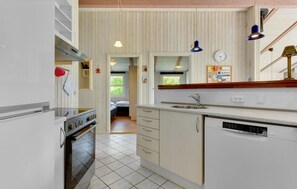 Réfrigérateur, micro-ondes, plaque de cuisson, lave-vaisselle