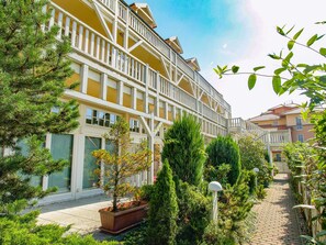 Unclassified image, 4 of 20, button