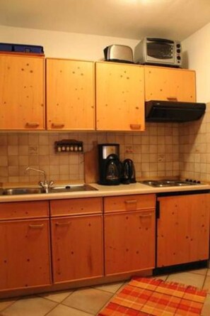 Fridge, high chair - Landhaus Müller - Holiday apartment 4 (Bad Wiessee)