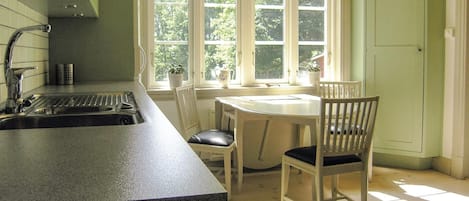 ثلاجة، موقد طهي مسطح، غسالة أطباق، ماكينة لصنع القهوة/الشاي