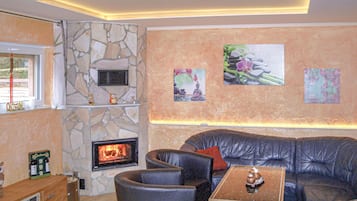 Een televisie, een open haard en een dvd-speler