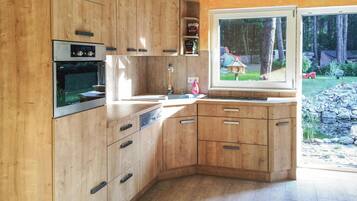 Een koelkast, een oven, een kookplaat, een vaatwasser