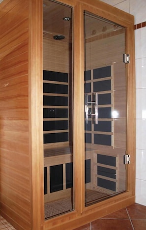 Sauna - 4 bedroom gorgeous home in Berlin (Berlin)