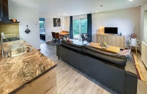 TV, DVD player - Nice home in Moddergat with WiFi (Moddergat)
