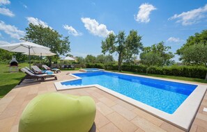 Outdoor pool - Lovely home in Tinjan (Tinjan)