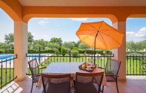 Outdoor dining - Lovely home in Tinjan (Tinjan)