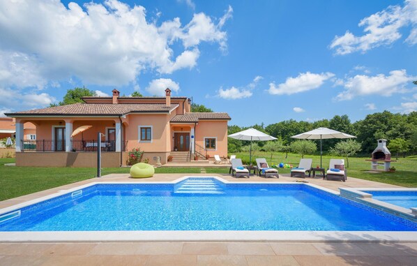 Outdoor pool - Lovely home in Tinjan (Tinjan)