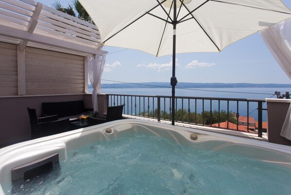 Outdoor spa tub