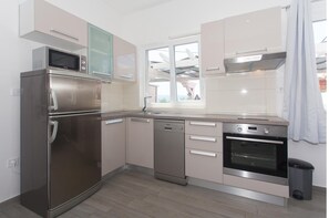 Fridge, microwave, stovetop, dishwasher