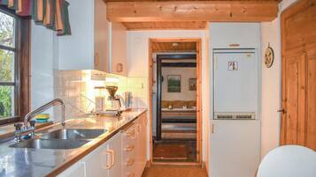 KĂŒhlschrank, Herdplatte, Wasserkocher mit Kaffee-/Teezubehör