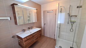 Een douche, een haardroger, handdoeken, zeep