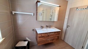 Haartrockner, Handtücher, Seife, Toilettenpapier