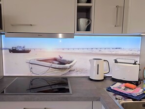 Refrigerador, microondas, lavavajillas y cafetera y tetera