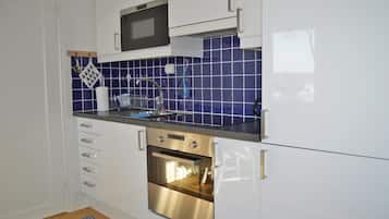 Refrigerador, parrilla de estufa y cafetera y tetera