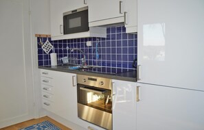 Kühlschrank, Mikrowelle, Herdplatte, Wasserkocher mit Kaffee-/Teezubehör