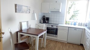 Kühlschrank, Mikrowelle, Ofen, Geschirrspüler