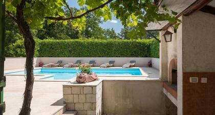 Gorgeous home in Katun Lindarski