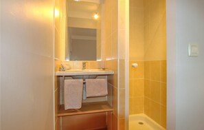 Shower - 3 bedroom nice home in Saint-Thomé (Saint-Thomé)