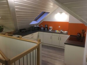 Refrigerador, microondas, horno y cafetera y tetera 