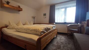 1 bedroom, bed sheets