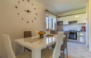 Réfrigérateur, micro-ondes, plaque de cuisson, lave-vaisselle
