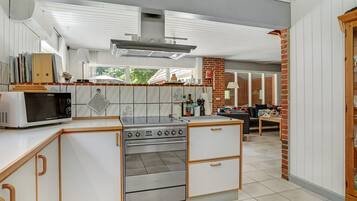 Køleskab, kogeplade, opvaskemaskine, kaffe-/temaskine