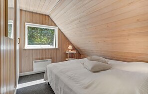 4 bedrooms, travel cot, free WiFi - Beach front home in Asperup with sauna (Asperup)