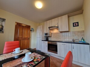 KĂŒhlschrank, Mikrowelle, Ofen, Hochstuhl