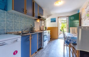 Fridge, stovetop, dishwasher, coffee/tea maker