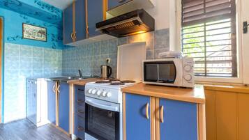 Refrigerador, parrilla de estufa, lavavajillas y cafetera y tetera