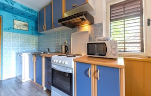 Réfrigérateur, micro-ondes, plaque de cuisson, lave-vaisselle