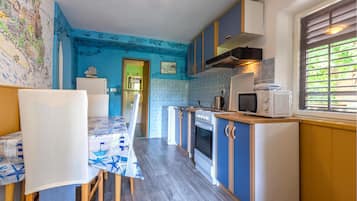 Geladeira, cooktop, lava-louças, cafeteira/chaleira