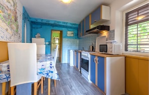 Réfrigérateur, micro-ondes, plaque de cuisson, lave-vaisselle