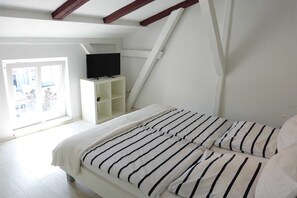 2 bedrooms, desk, travel crib, WiFi - Residence 1 - Residences on the church square (Rostock)