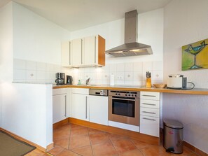 Fridge, oven, dishwasher, coffee/tea maker