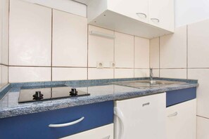 Refrigerador, parrilla de estufa y cafetera y tetera 