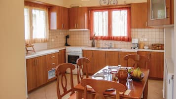 Refrigerador, parrilla de estufa y cafetera y tetera