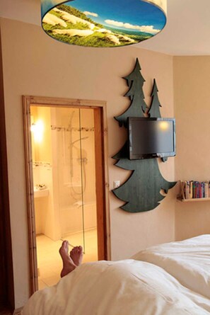 1 quarto, cofres nos quartos, escrivaninha, berço de viagem