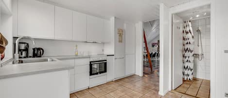 Kylskåp, spishäll, diskmaskin och kaffe- och tebryggare