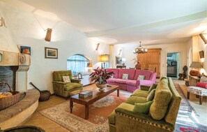 Kamin, DVD-Player, Tischfußball, Tischtennisplatte